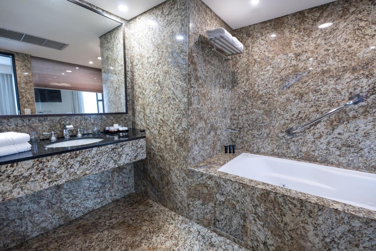 Eurobuilding Hotel & Suites Καράκας Εξωτερικό φωτογραφία Granite bathroom